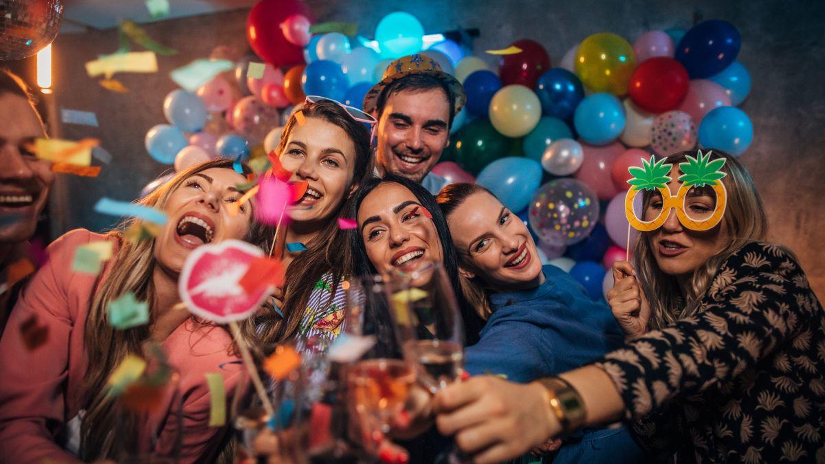 Amigos festejando con globos